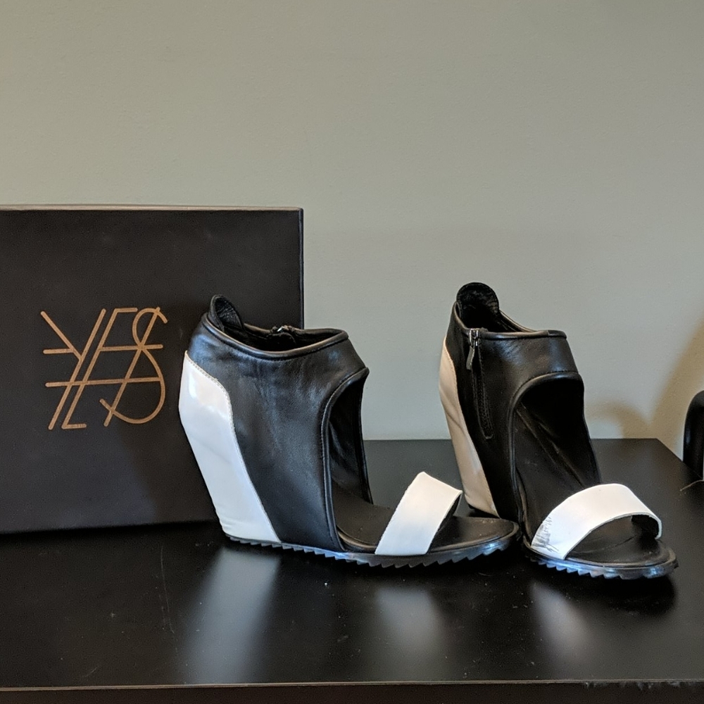 YES footwear wedge sandals Sz 10